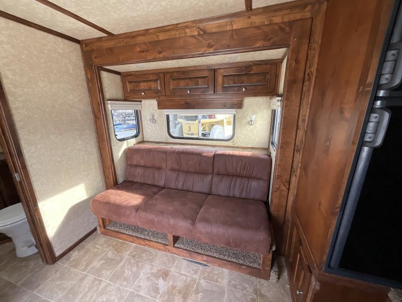 2014 Logan Coach RAZ4GNHDLQ 40' 4 horse Razor GN Horse Trailer**WITH WALK IN CLOSET** 10 PRE-OWNED 2014 Logan Coach RAZ4GNHDLQ 40' 4 horse Razor GN Horse Trailer**WITH WALK IN CLOSET**