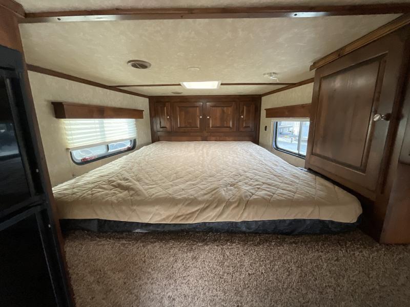 2014 Logan Coach RAZ4GNHDLQ 40' 4 horse Razor GN Horse Trailer**WITH WALK IN CLOSET** 16 PRE-OWNED 2014 Logan Coach RAZ4GNHDLQ 40' 4 horse Razor GN Horse Trailer**WITH WALK IN CLOSET**
