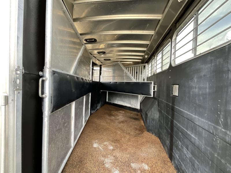 2014 Logan Coach RAZ4GNHDLQ 40' 4 horse Razor GN Horse Trailer**WITH WALK IN CLOSET** 39 PRE-OWNED 2014 Logan Coach RAZ4GNHDLQ 40' 4 horse Razor GN Horse Trailer**WITH WALK IN CLOSET**