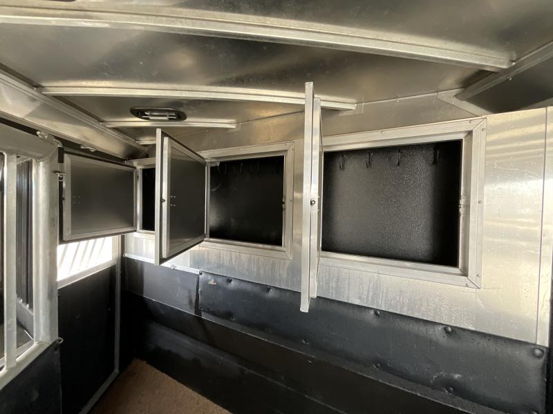 2014 Logan Coach RAZ4GNHDLQ 40' 4 horse Razor GN Horse Trailer**WITH WALK IN CLOSET** 45 PRE-OWNED 2014 Logan Coach RAZ4GNHDLQ 40' 4 horse Razor GN Horse Trailer**WITH WALK IN CLOSET**