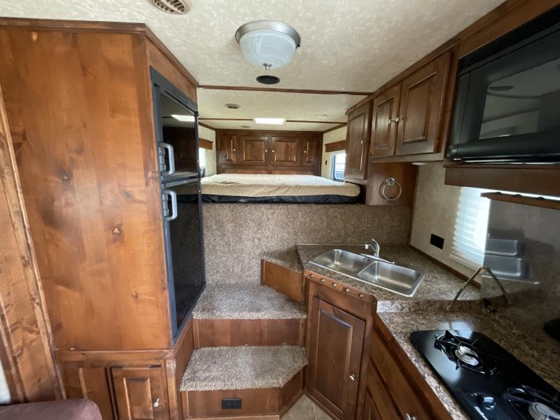2014 Logan Coach RAZ4GNHDLQ 40' 4 horse Razor GN Horse Trailer**WITH WALK IN CLOSET** 14 PRE-OWNED 2014 Logan Coach RAZ4GNHDLQ 40' 4 horse Razor GN Horse Trailer**WITH WALK IN CLOSET**