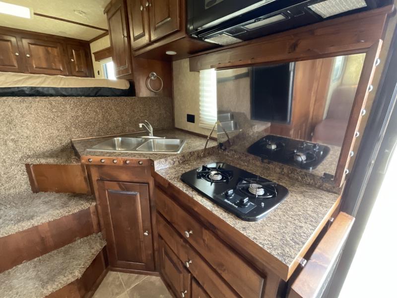 2014 Logan Coach RAZ4GNHDLQ 40' 4 horse Razor GN Horse Trailer**WITH WALK IN CLOSET** 13 PRE-OWNED 2014 Logan Coach RAZ4GNHDLQ 40' 4 horse Razor GN Horse Trailer**WITH WALK IN CLOSET**