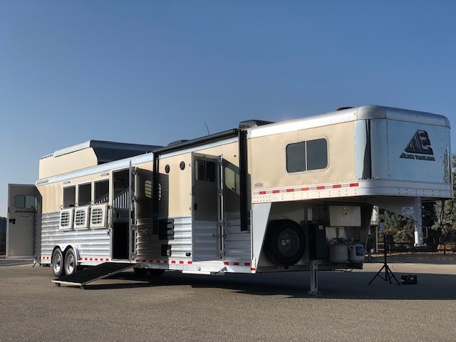 Living Quarter Horse Trailers for Sale in Illinois 59 Living Quarter Horse Trailers for Sale in Illinois
